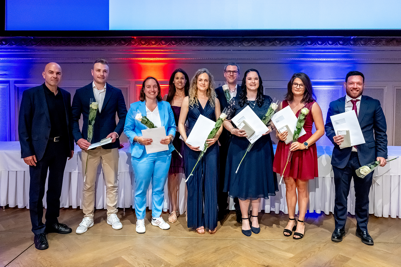 Raphael Wohlgemuth (links im Bild), Mitglied der Prüfungskommission mit Rangkandidatinnen und -kandidaten der Berufsprüfung